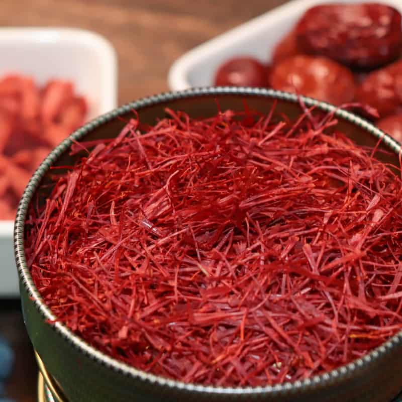 تصویر 4 از زعفران شکسته ممتاز آذران با عطر و رنگ عالی